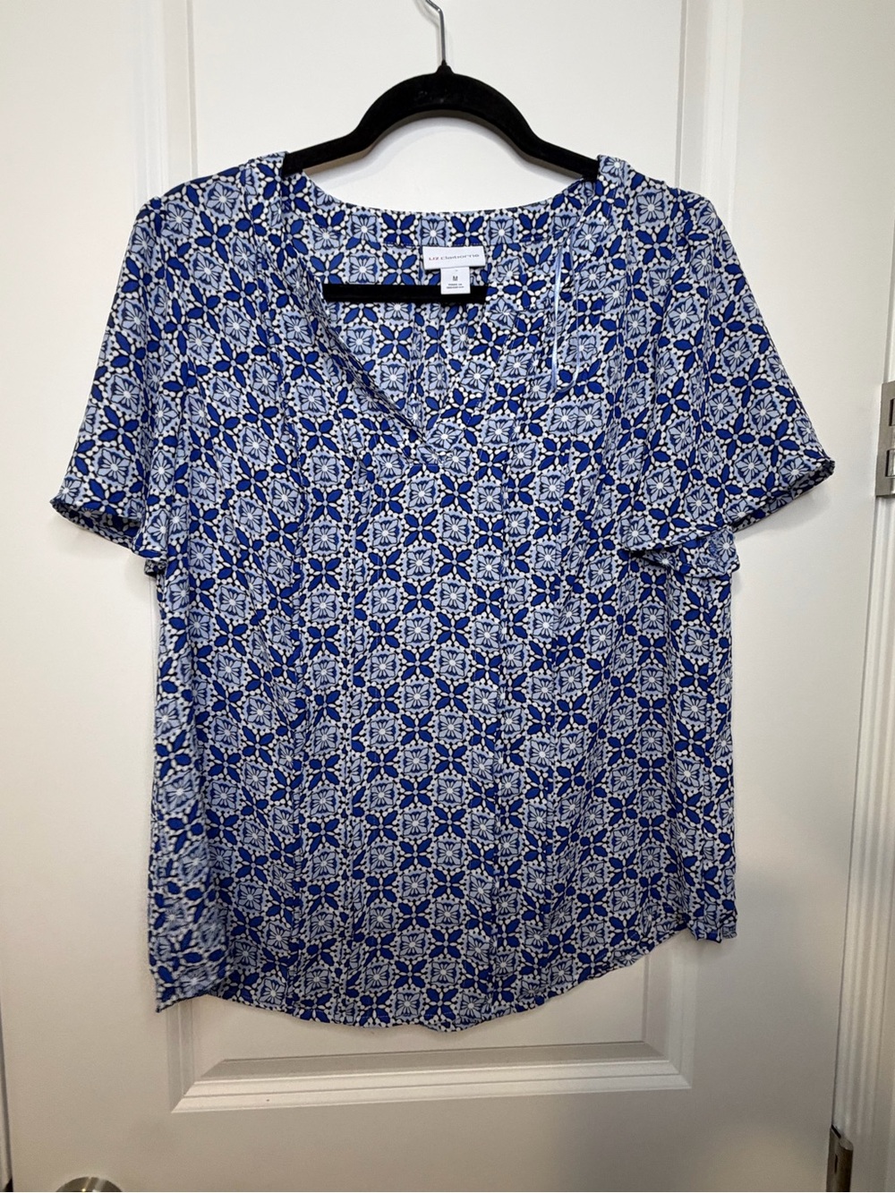 Liz Claiborne Blue and White Short Sleeve V Neck Top Geometric Floral